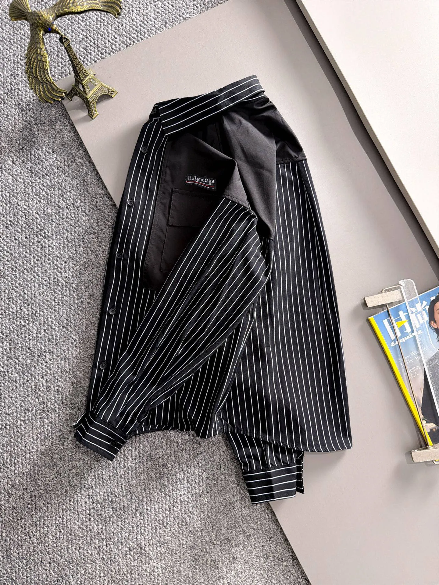 The latest New Arrival shirt in Paris for fall 2026. Complete with three standards, custom-dyed nylon fabric, overall casual and upscale. The fabric texture is relatively thin, very light, and comfortable on the upper body, suitable for early autumn and spring wear. Simple lines, customized hardware zippers, elegant and concise style, lightweight and comfortable to wear, very urban luxury and low-key elegance, with a casual and lazy feeling, the upper body effect is very good, quite wide and stylish, natural drape, simple and elegant! Top luxury Classic The style item is gentle and high-end, quiet but full of power. It perfectly conveys the brand's sense of trend and recognition. The upper body is super cool and stylish, and extremely luxurious. It shows your rank, strength and taste from all aspects! The overall grade is even more obvious. The upper body is comfortable and unconstrained, with a casual and loose effect. Sizes:S-2XL